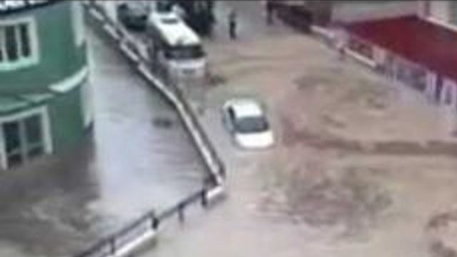 Bilecik’te sel sularıyla dolan sokakta mahsur kalan araç