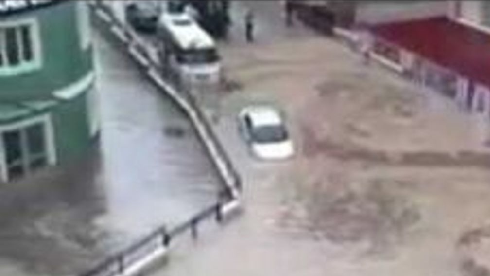 Bilecik’te sel sularıyla dolan sokakta mahsur kalan araç