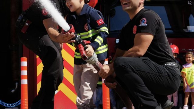 İTFAİYE SEVGİSİNİ 7’DEN 70’E AŞILIYORLAR