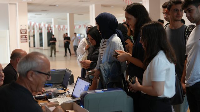 DÜZCE BELEDİYESİ ÖĞRENCİLERİN YANINDA