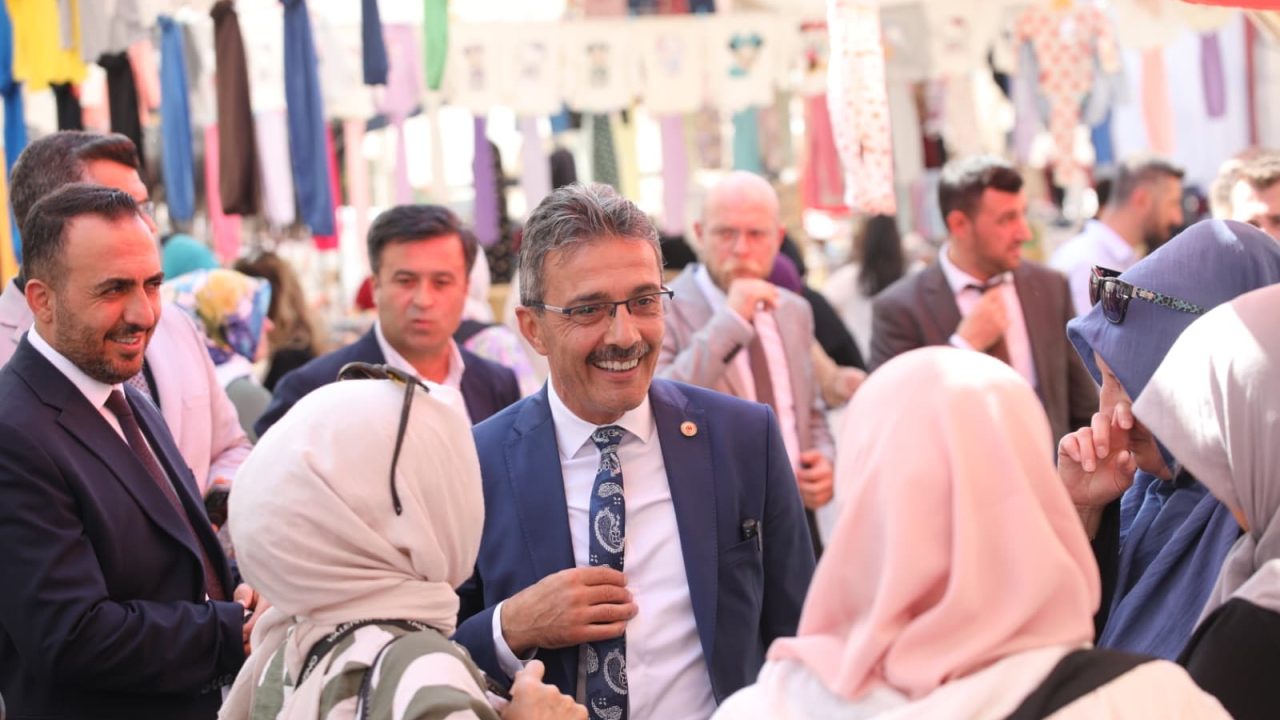 BAŞKAN ŞENOL DİNÇ YENİ YERİNDE KURULAN KUMAŞ PAZARINI ZİYARET ETTİ
