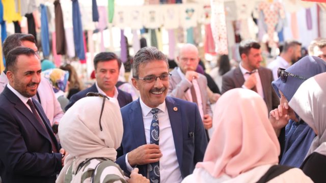 BAŞKAN ŞENOL DİNÇ YENİ YERİNDE KURULAN KUMAŞ PAZARINI ZİYARET ETTİ