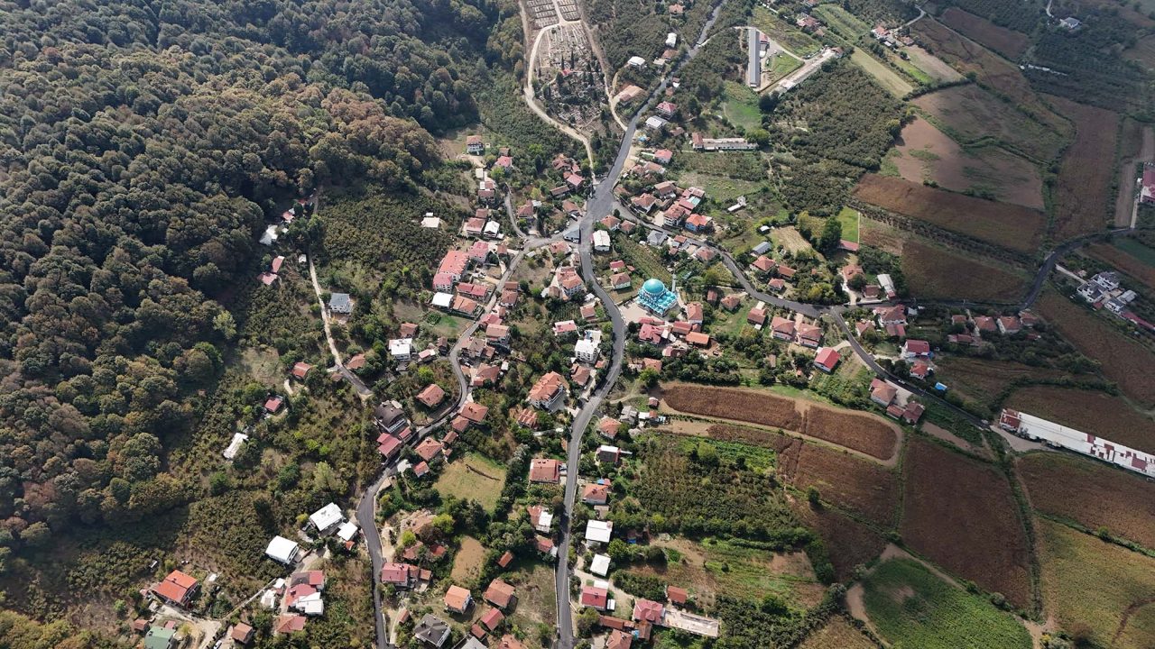 Akyazı’da binlerce kişiyi ilgilendiren asfalt hamlesi: Tablo gibi işlenen yolları sevinçle karşıladılar