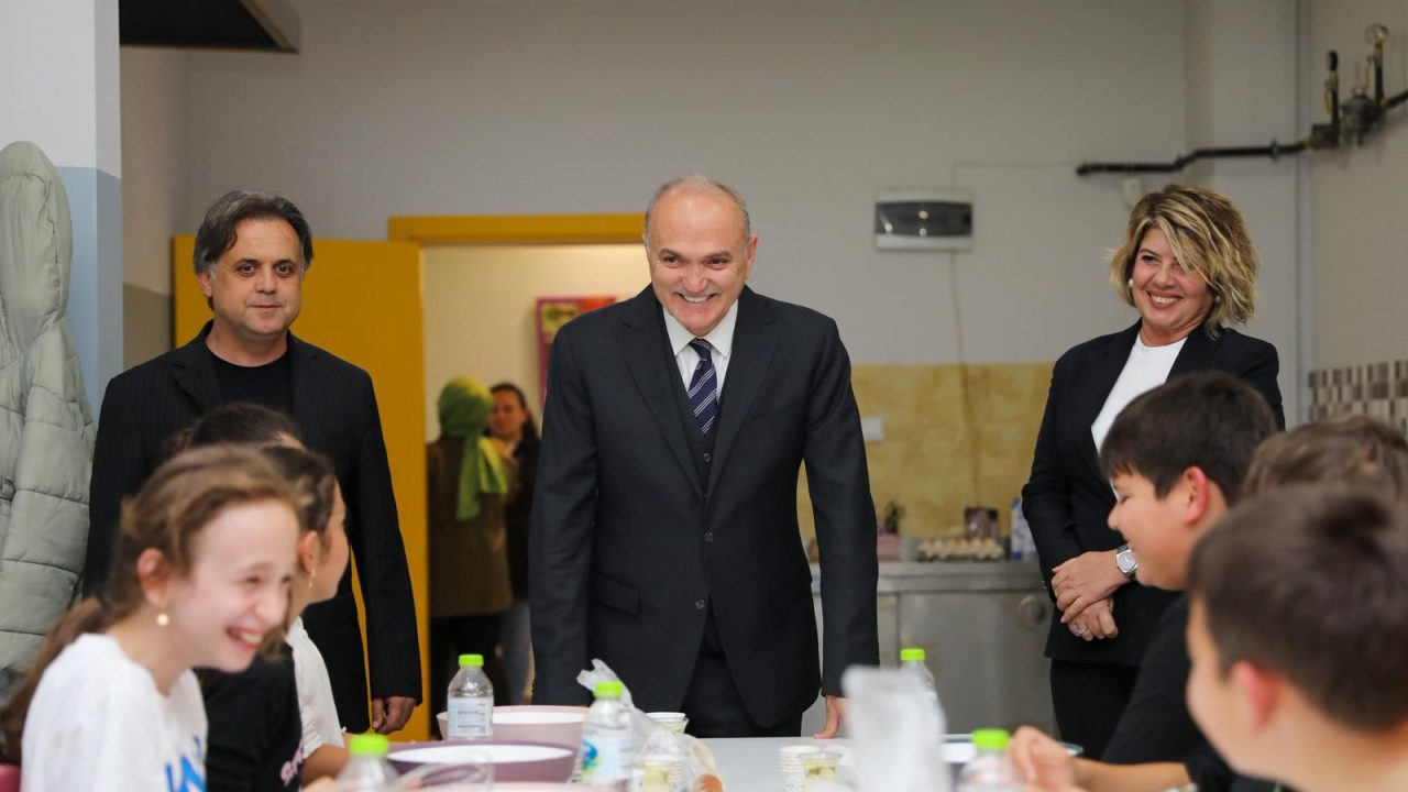 BAŞKAN ÖZLÜ ÇOCUK ÜNİVERSİTESİ’Nİ ZİYARET ETTİ