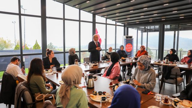 ÜNİVERSİTELİ GENÇLERLE BULUŞTU