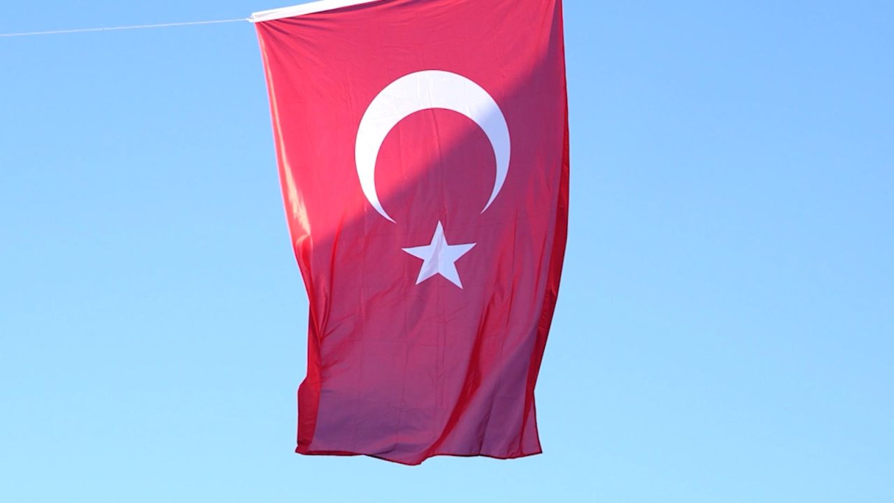 DÜZCELİLER TÜRK BAYRAĞINI YERE DÜŞÜRMEDİ