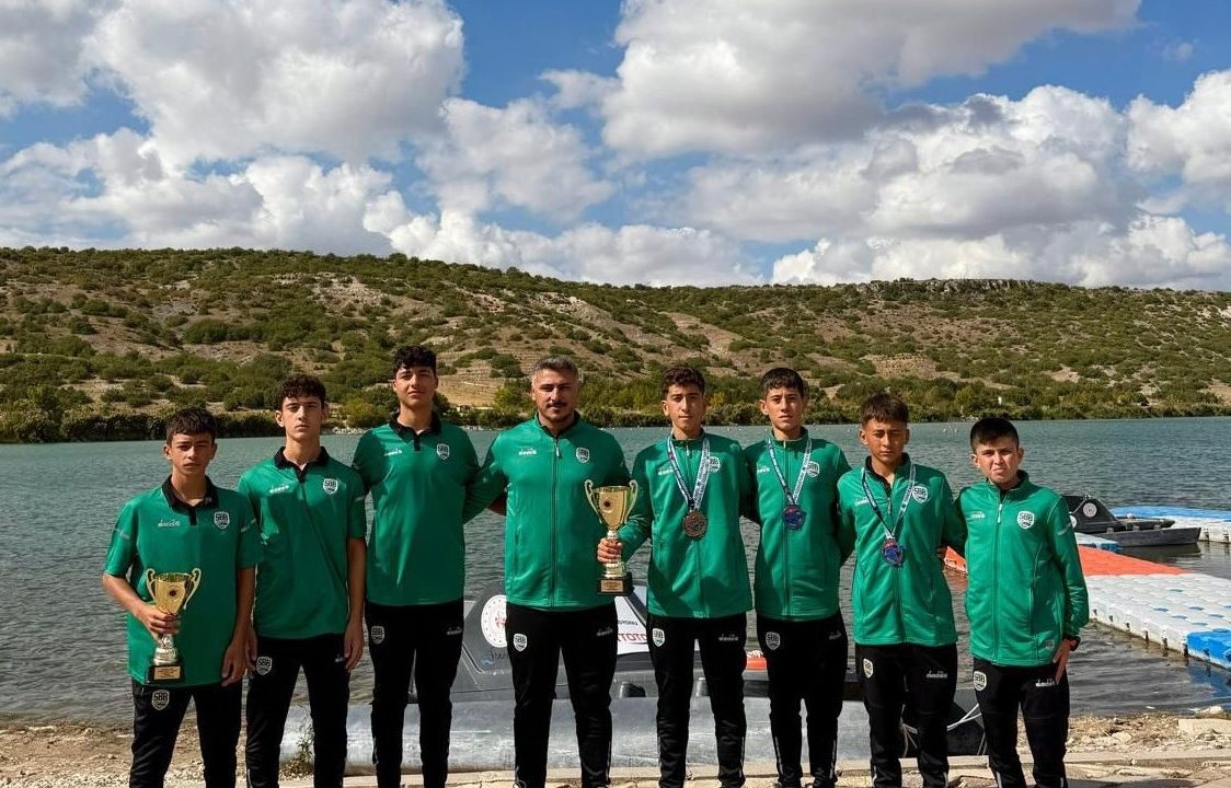 Büyükşehir sporcuları Eskişehir’de ikincilik kupasını kaldırdı