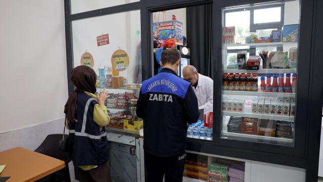 Okul kantinlerine denetim: Çocukların sağlığı için ürünleri tek tek incelediler