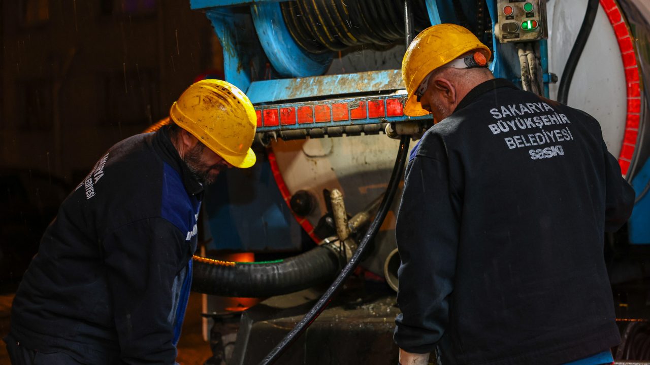 SASKİ, kuvvetli yağışa karşı tüm imkanları ile sabaha kadar sahadaydı