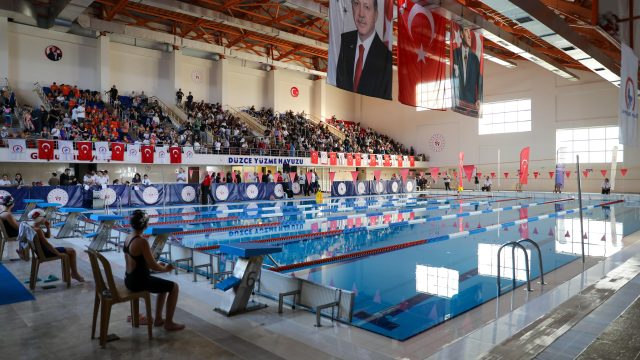 YÜZME ŞENLİĞİ RENKLİ GÖRÜNTÜLERE SAHNE OLDU