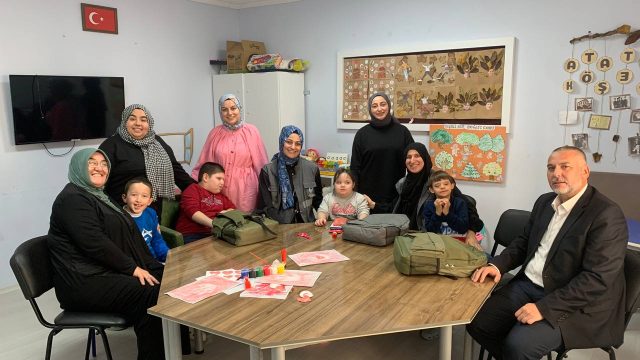 Büyükşehir’den Pamukova’da özel öğrencilere anlamlı ziyaret