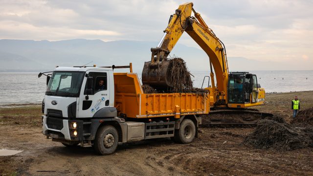Sapanca Gölü kıyılarında ekosistemi koruyan temizlik çalışması sürüyor