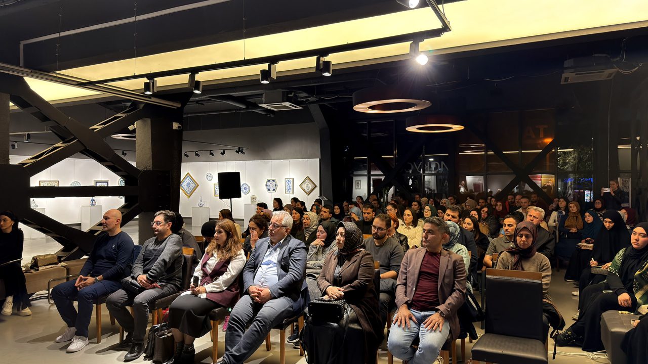 “Her yazar kendi sesini bulmalı ve sabırla yazmayı sürdürmelidir”