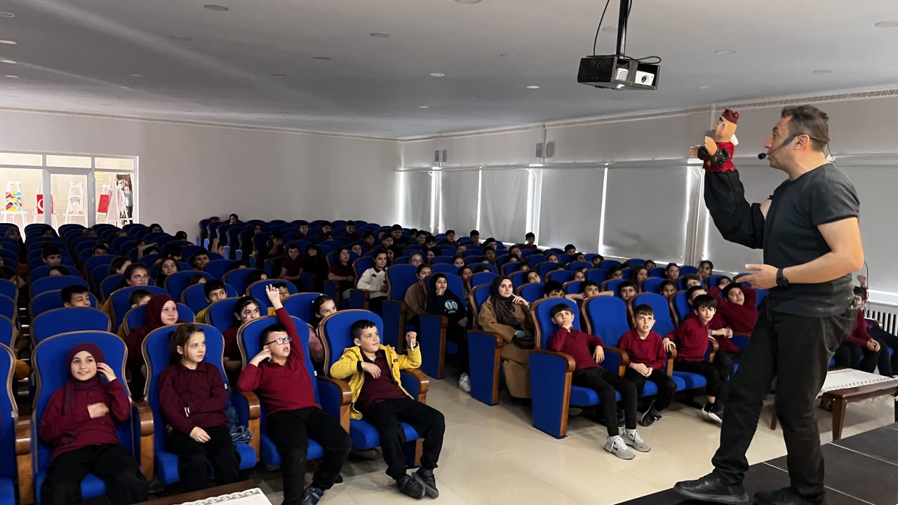 Taraklı’da “Çok Bilmiş İbiş” gösterisi büyük ilgi gördü