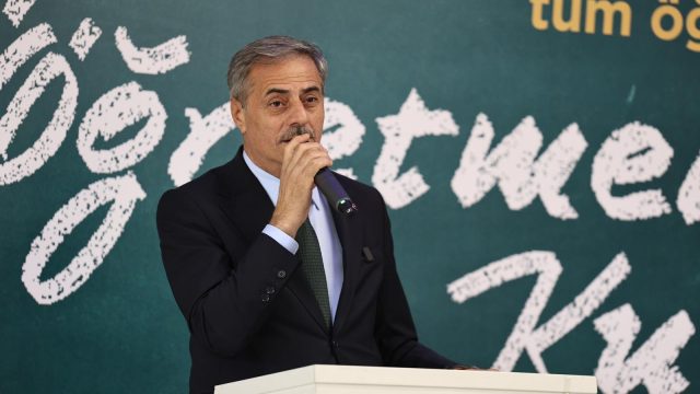 “Öğretmenlik hiçbir ölçüyle tarif edilmeyecek kadar yüce bir meslektir”