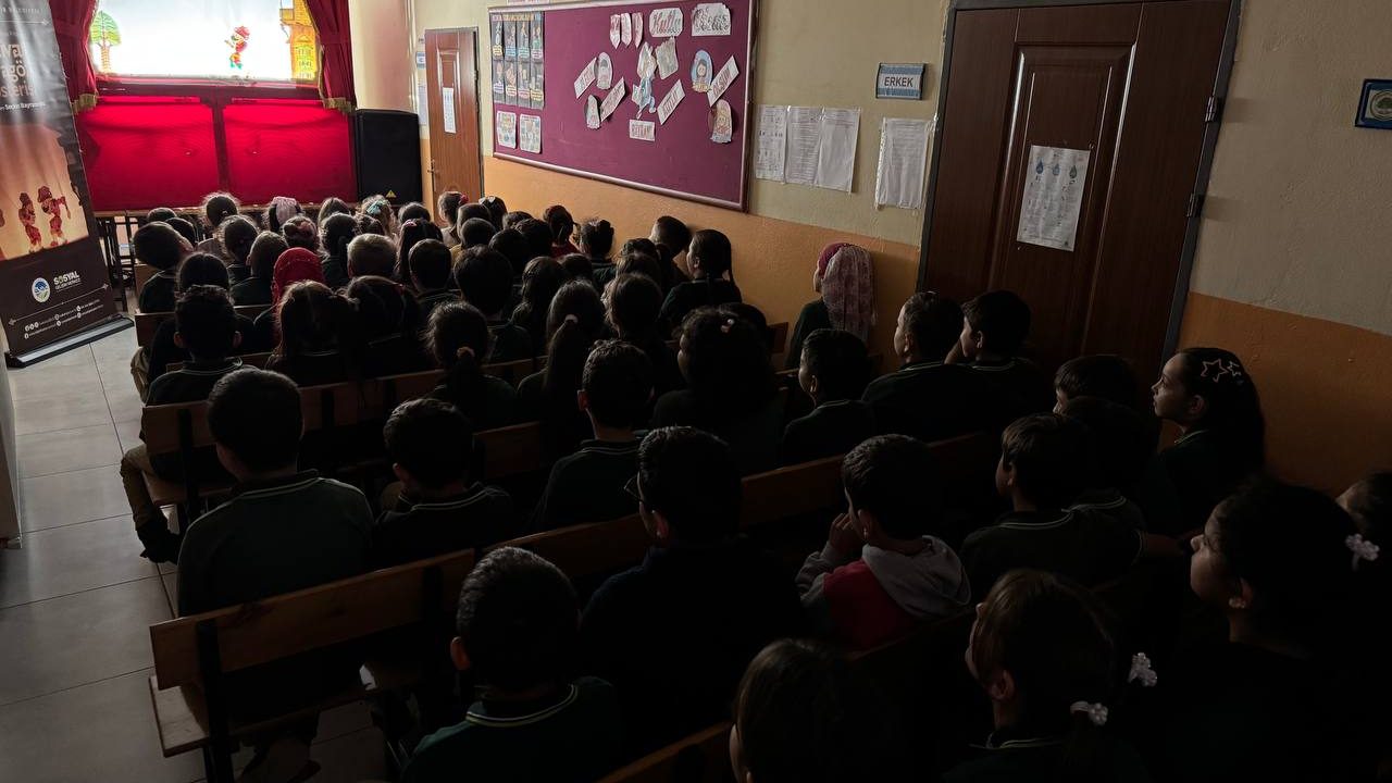 ‘Bir Hikâye Bin Neşe’ çocukların yüzünde tebessüm oluyor