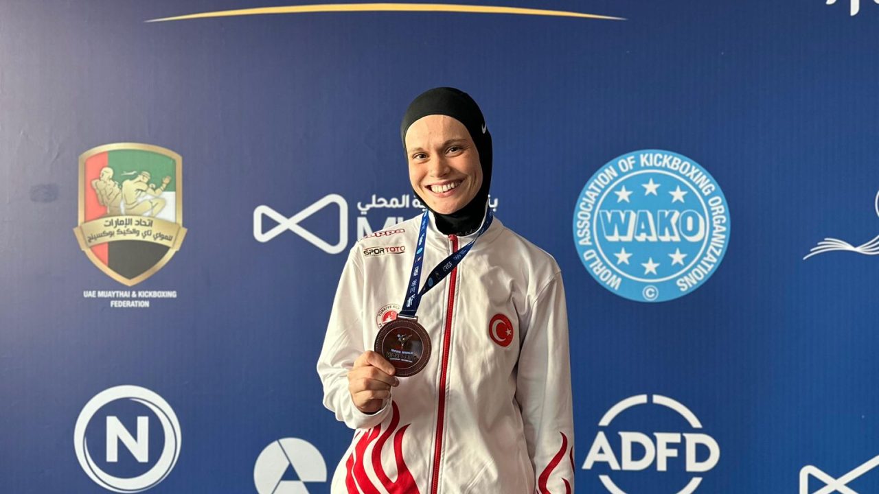 Büyükşehir’in kick boks sporcusu Ayşe Kaplan Dünya 3’üncüsü oldu
