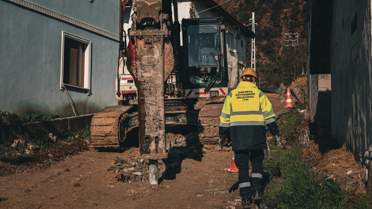 Merkeze 85 kilometre uzaklıktaki Taraklı Alballar’da altyapı dönüşümü başladı