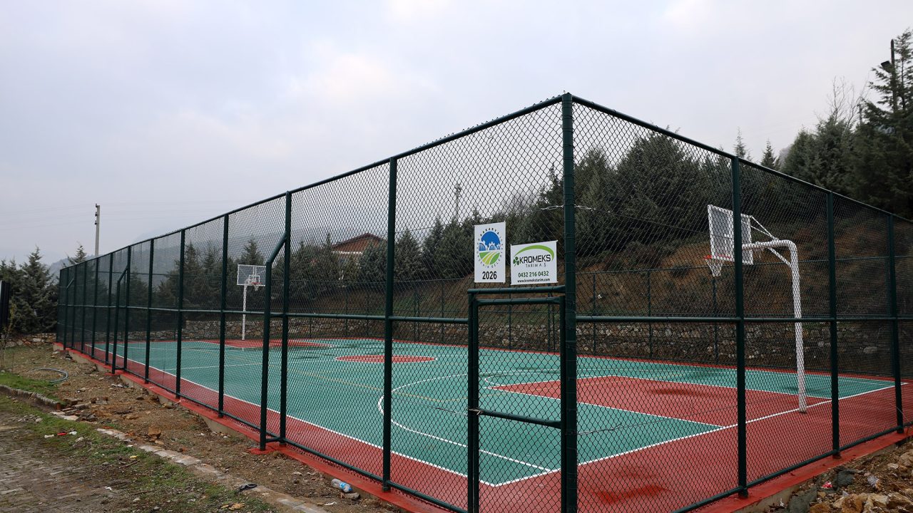 Geyve Bayat ve Eşme’de spor sahaları hizmete gün sayıyor