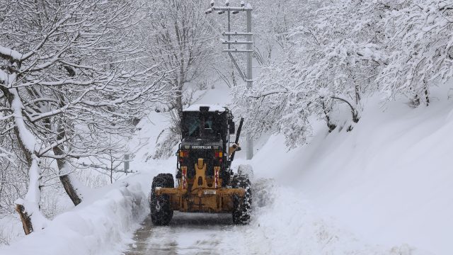 Büyükşehir 24 saat kar mesaisinde: 17 grup yolundan 10’u ulaşıma açıldı