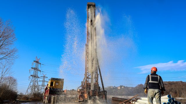 Yerin 104 metre altından çıkarılan içme suyu Karasu’da 5 mahalleye iletilecek