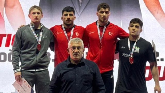 Büyükşehir sporcusu Abdülsamet Antalya’da podyuma çıktı