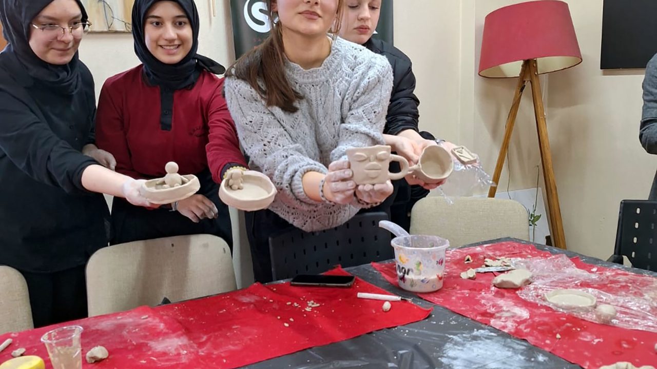 SAMEK’te minik eller mutfağa, gençler seramiğe dokundu