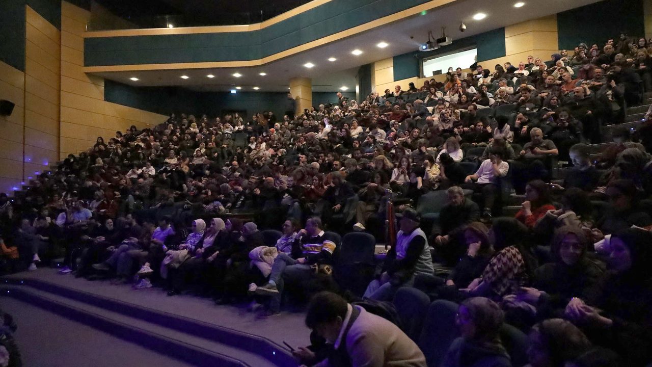 Usta oyunculardan unutulmaz performans: “Güne Bakan Cam Kırıkları”