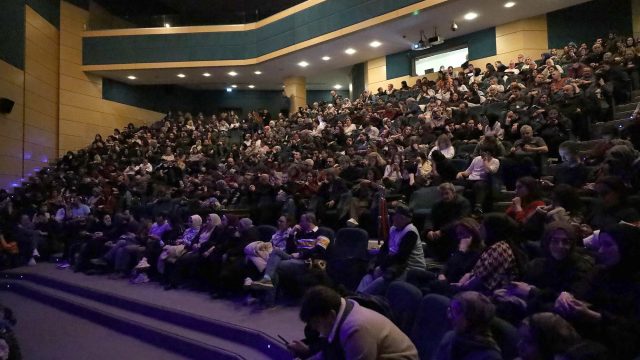 Usta oyunculardan unutulmaz performans: “Güne Bakan Cam Kırıkları”