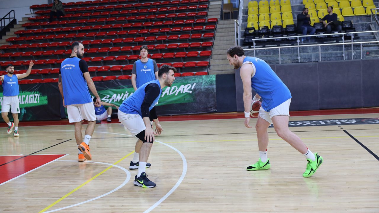 Büyükşehir Basketbol’da Başantrenör ve oyunculardan ortak mesaj: “Salonu dolduralım”