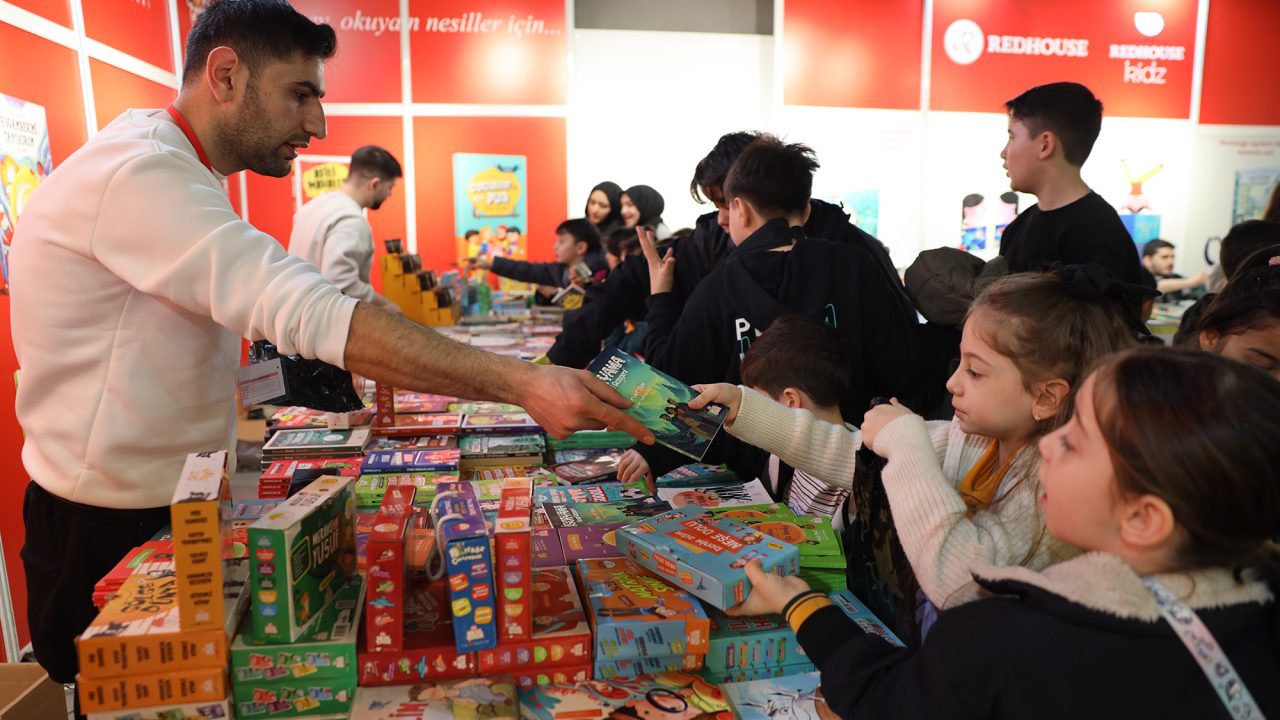 Sakarya Çocuk Edebiyatı Fuarı’na akın ediyor: 2 günde rekor katılım