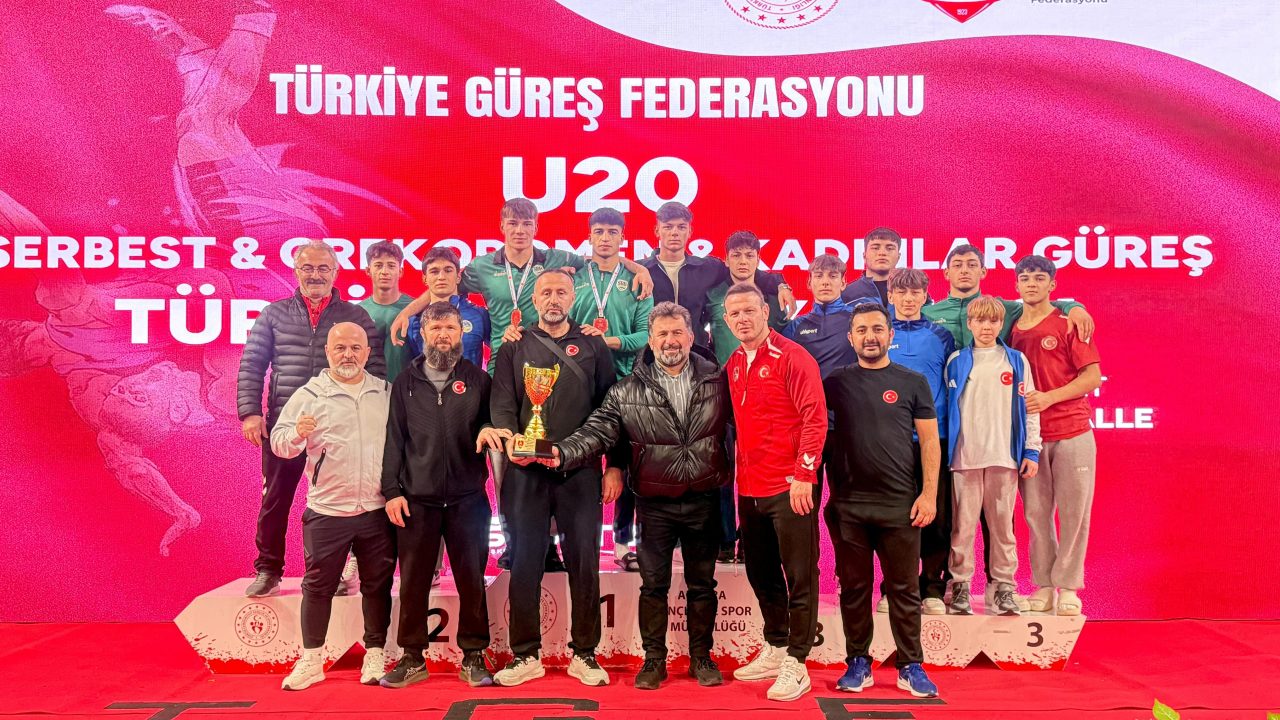 Büyükşehirli güreşçilerden Ankara’da madalya yağmuru