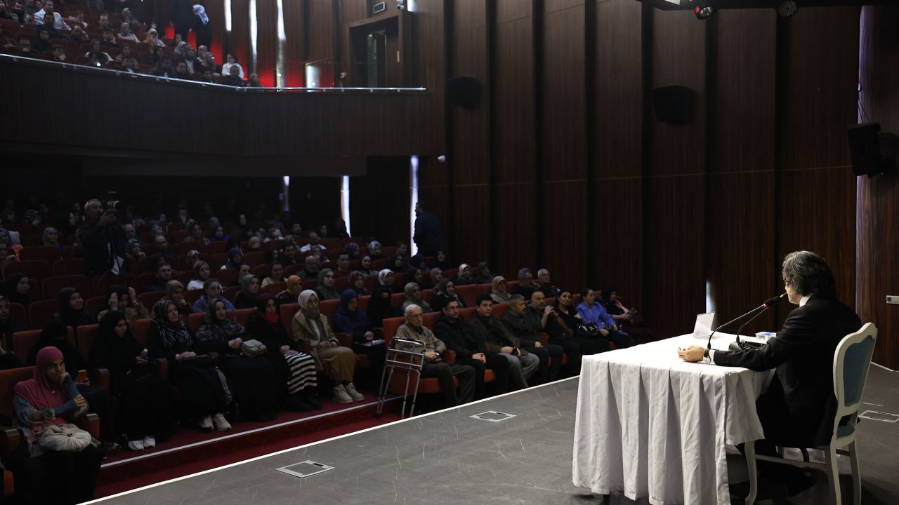 Prof. Dr. Aydemir: “Hak ile ancak kalp mutmain olur”
