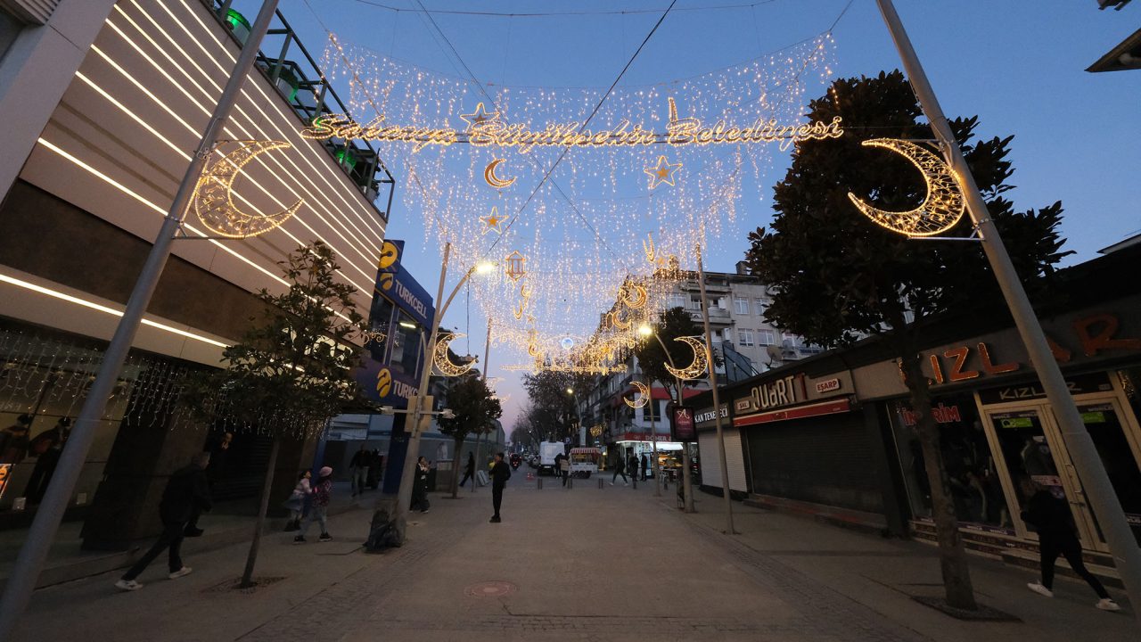Çark Caddesi’nde ışıl ışıl Ramazan