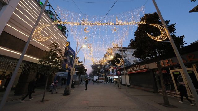 Çark Caddesi’nde ışıl ışıl Ramazan