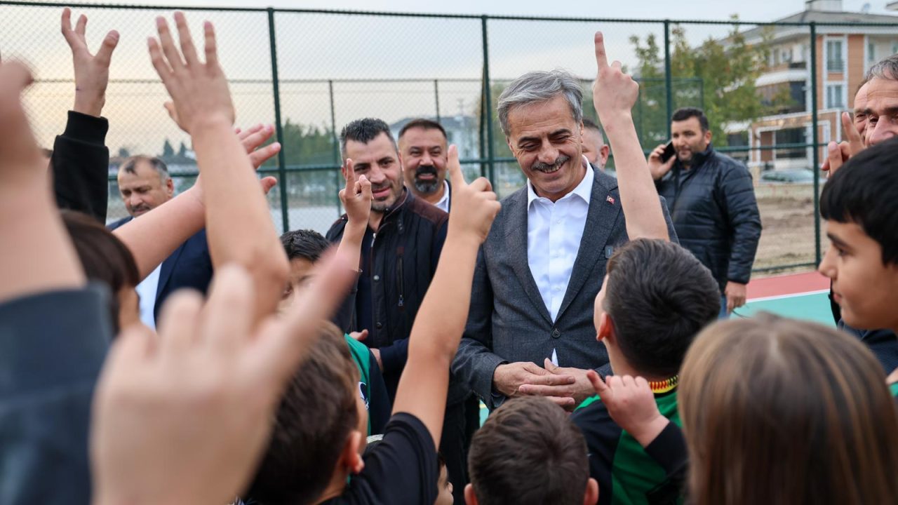 “Gençlerimizin sporla büyüyeceği 10 futbol, basketbol, voleybol sahası hazır”
