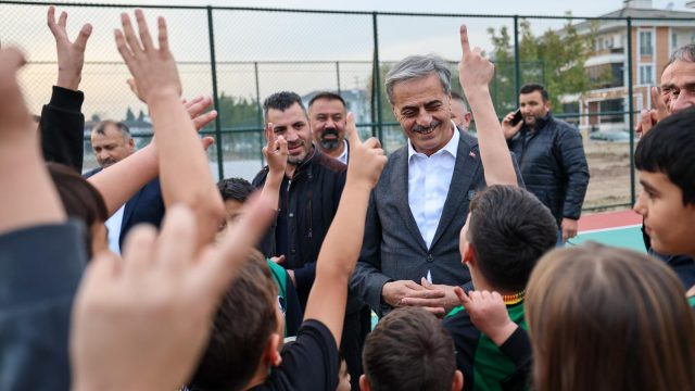 “Gençlerimizin sporla büyüyeceği 10 futbol, basketbol, voleybol sahası hazır”
