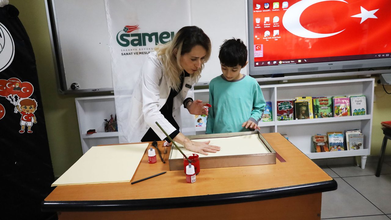 Büyükşehir, öğrencilerle milli marşı andı
