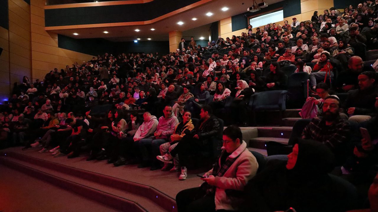 "Kibarlık Budalası" Sakarya’da sahnelendi, salonu dolduran izleyicilerden tam not aldı