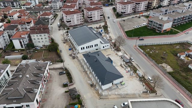 Arifiye Yüzme Havuzu ve Gençlik Merkezi hızla tamamlanıyor