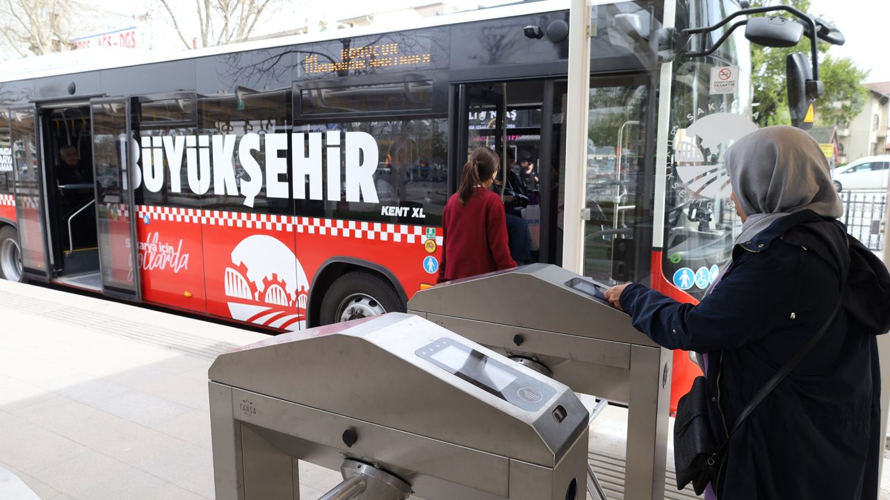 Metrobüs ücretli sistemin ilk gününde de ‘en çok tercih edilen’ oldu