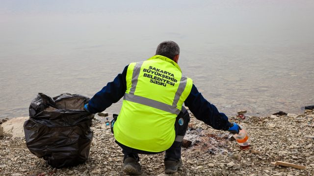 Sapanca Gölü’nün her bir karışı Büyükşehir’in takibinde: Tonlarca atık topladılar…