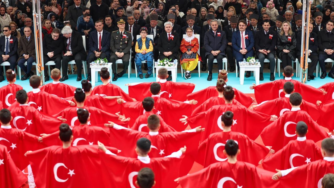 Alemdar miniklerin 23 Nisan coşkusuna ortak oldu: “Tüm çocuklarımızın bayramı kutlu olsun”