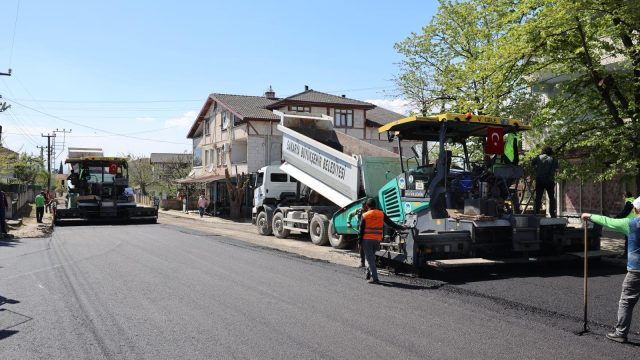 Büyükşehir asfalt sezonunu Akyazı’da açtı: 3 mahalleyi kapsayan 8 kilometrelik yol sıcak asfaltta buluşuyor