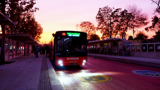 Yoğun talep karşılık buldu: Metrobüslerde gece seferi başladı