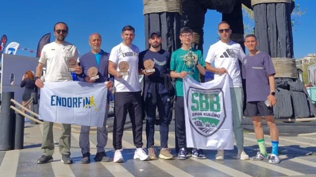 Büyükşehir sporcuları zorlu maratondan madalyayla döndü