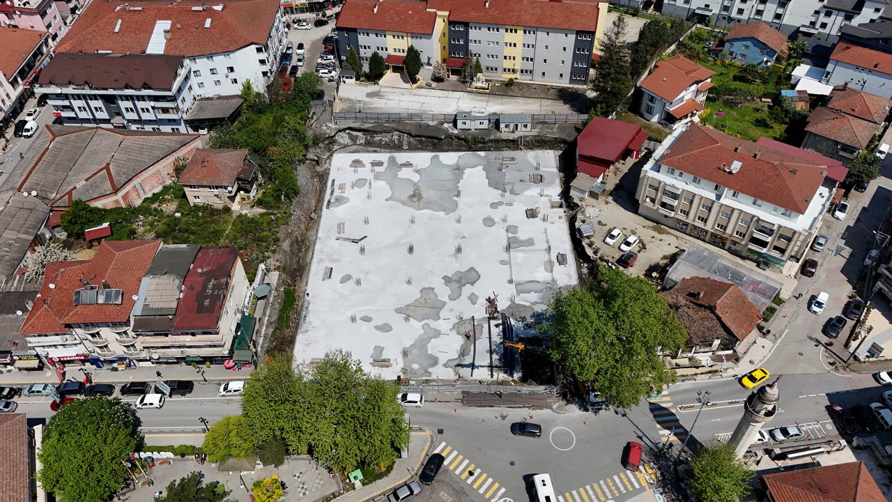Sapanca’nın yeni meydanı hızla şekilleniyor