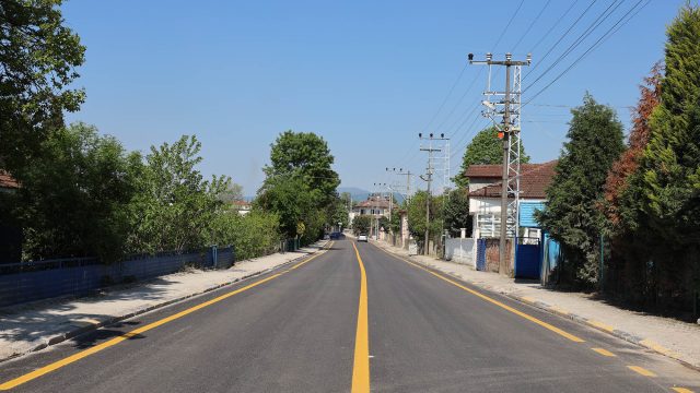 Akyazı’nın 3 mahallesi sıcak asfaltta buluştu: 8 kilometrelik güzergah sil baştan yenilendi