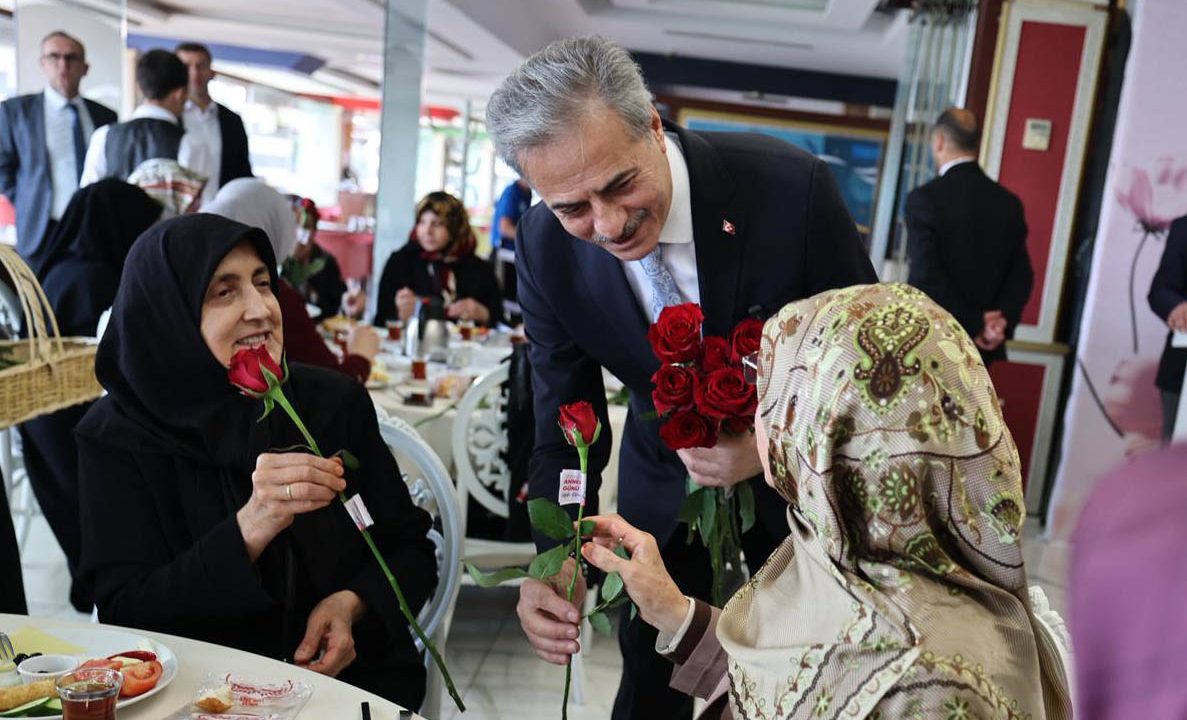 “Anne sadece evlat büyüten değil, geleceğin temellerini atan güçlü bir rehberdir”