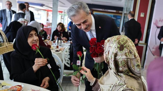“Anne sadece evlat büyüten değil, geleceğin temellerini atan güçlü bir rehberdir”